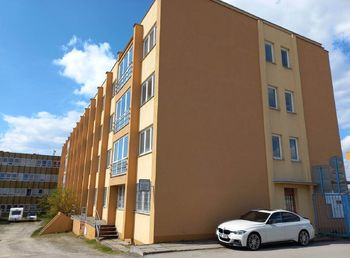 Parkování v zadním traktu. - Pronájem kancelářských prostor 17 m², Tábor