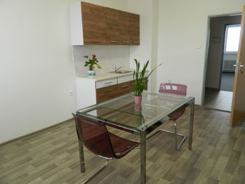 Nová kuchyňka. - Pronájem kancelářských prostor 17 m², Tábor