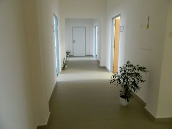 Světlá chodba mezi novými kancelářemi. - Pronájem kancelářských prostor 17 m², Tábor