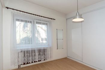 pokoj - šatna v přízemí domu - Prodej domu 300 m², Velké Popovice