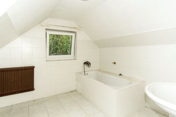 koupelna v podkroví - Prodej domu 300 m², Velké Popovice