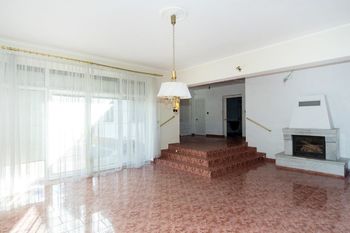 obývací pokoj s jídelnou a krbem v přízemí domu 78 m2 - Prodej domu 300 m², Velké Popovice