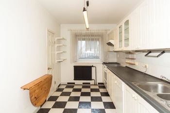 kuchyně v přízemí domu - Prodej domu 300 m², Velké Popovice