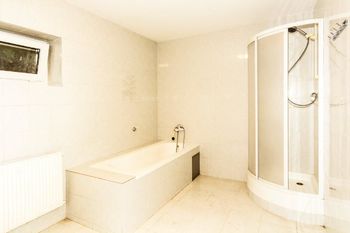 koupelna v přízemí  - Prodej domu 300 m², Velké Popovice