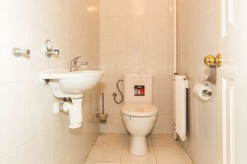toaleta v přízemí - Prodej domu 300 m², Velké Popovice