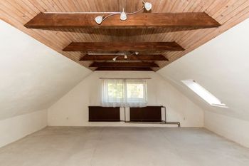 pokoj v podkroví (2. NP) - Prodej domu 300 m², Velké Popovice