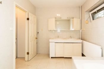 koupelna v přízemí - Prodej domu 300 m², Velké Popovice