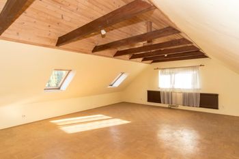 pokoj v podkroví s přípravou na kuchyň (2. NP) - Prodej domu 300 m², Velké Popovice