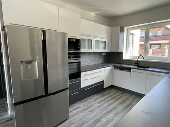 krásně prostorná kuchyně s velkou moderní lednicí a mrazákem, vestavěné spotřebiče Siemens - Pronájem domu 116 m², Babice