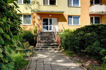 vstup do bytového domu - Prodej bytu 3+1 v osobním vlastnictví 70 m², Břeclav