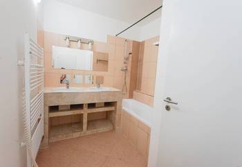 Koupelna s vanou - Pronájem bytu 4+kk v osobním vlastnictví 82 m², Brno