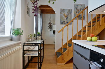 Pohled z kuchyně k obývacímu pokoji - Prodej bytu 3+1 v osobním vlastnictví 60 m², Rosice