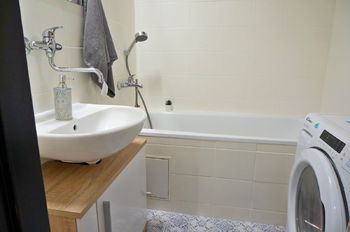Koupelna s vanou - Prodej bytu 3+1 v osobním vlastnictví 60 m², Rosice