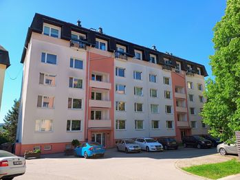 Čelní pohled na dům - Prodej bytu 3+1 v osobním vlastnictví 60 m², Rosice