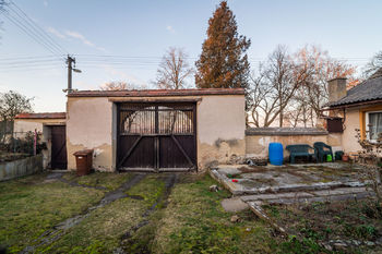 pohled ze dvora příjezdová vrata - Prodej chaty / chalupy 170 m², Pavlíkov