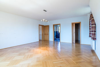 2.NP_Ložnice 2_vstup do koupelny a šatny - Prodej domu 410 m², Vestec