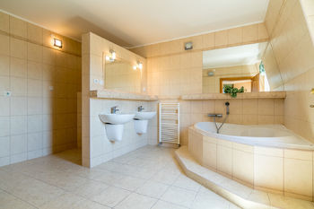 2.NP_Koupelna u ložnice 1 - Prodej domu 410 m², Vestec