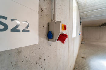 Uzamykatelná přípojka elektrické energie 220/380 V - Prodej garážového stání 61 m², Kolín