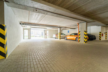 Vjezd k parkovacím stáním v prvním podzemním podlaží - Prodej garážového stání 61 m², Kolín