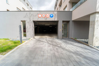 Vjezd k parkovacím stáním v prvním podzemním podlaží - Prodej garážového stání 61 m², Kolín