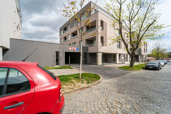 Pohled na bytový dům v ulici 5. května v Kolíně - Prodej garážového stání 61 m², Kolín