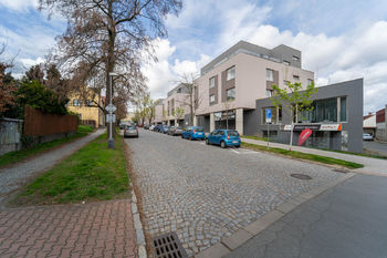 Pohled na bytový dům v ulici 5. května v Kolíně - Prodej garážového stání 61 m², Kolín