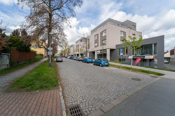 Pohled na bytový dům v ulici 5. května v Kolíně - Prodej garážového stání 88 m², Kolín