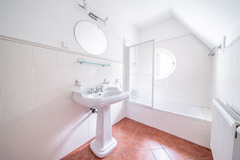 Koupelna 2NP - Pronájem domu 146 m², Mšeno