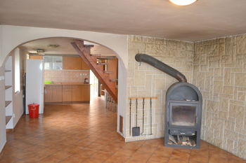 pohled z obývacího pokoje na kuchyňský kout - Prodej domu 81 m², Dolní Beřkovice