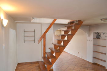 schody do patra - Prodej domu 81 m², Dolní Beřkovice