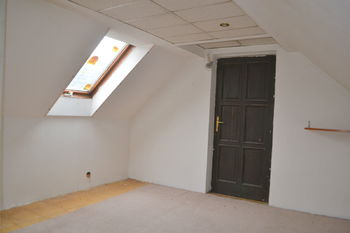 pokoj v patře - Prodej domu 81 m², Dolní Beřkovice