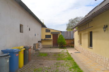pohled na dvůr - Prodej domu 81 m², Dolní Beřkovice