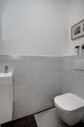 Druhá-samostatná toaleta s umývadlem - Prodej domu 136 m², Tišnov