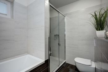 Koupelna s vanou, sprchovým koutem a toaletou - Prodej domu 136 m², Tišnov