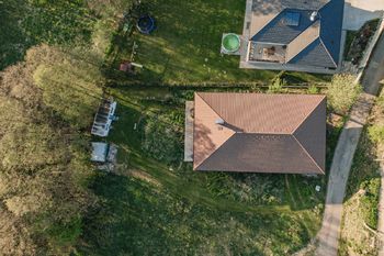 Pohled z dronu (ptačí perspektiva). - Prodej domu 147 m², Kunžak