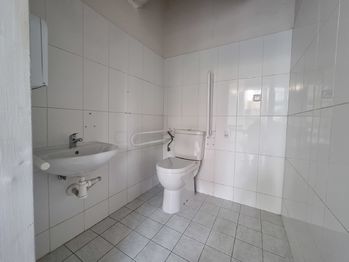 Pronájem obchodních prostor 136 m², Praha 5 - Motol