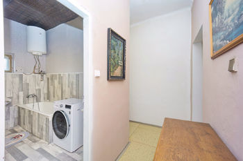 1. Patro - Chodba s vchodem do koupelny (Byt 3+1) - Prodej domu 195 m², Olomouc