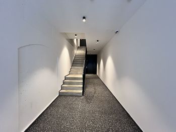 spoloečná chodba domu - Prodej bytu 1+kk v osobním vlastnictví 28 m², Praha 8 - Karlín