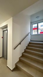 Spol. prostory domu - Pronájem bytu 1+kk v osobním vlastnictví 32 m², Hořovice