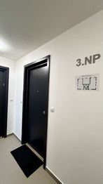 Vchod do bytu - Pronájem bytu 1+kk v osobním vlastnictví 32 m², Hořovice