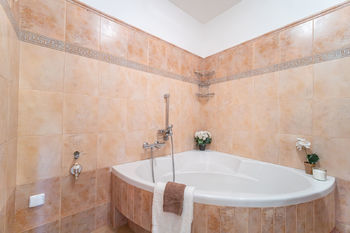 Koupelna s rohovou vanou - Prodej bytu 3+1 v družstevním vlastnictví 76 m², Praha 4 - Modřany