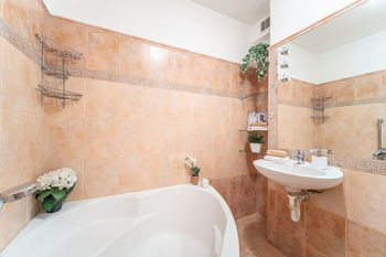 Koupelna s rohovou vanou - Prodej bytu 3+1 v družstevním vlastnictví 76 m², Praha 4 - Modřany
