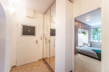 Předsíň s vestavěnou skříní  - Prodej bytu 3+1 v družstevním vlastnictví 76 m², Praha 4 - Modřany
