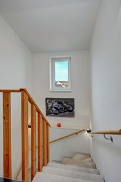 schody do 3 NP - Prodej domu 191 m², Sokolnice
