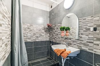 Koupelna - Prodej bytu 1+1 v osobním vlastnictví 43 m², Jindřichův Hradec