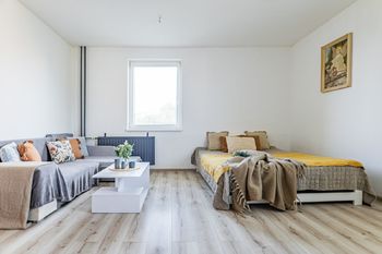 Obytná místnost. - Prodej bytu 1+1 v osobním vlastnictví 43 m², Jindřichův Hradec