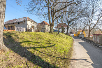 Pohled z ulice Družstevní - Prodej domu 95 m², Kněževes