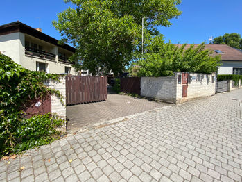 Prodej pozemku 1648 m², Průhonice