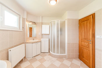 koupelna s vanou a sprchovým koutem - Prodej domu 273 m², Budíškovice