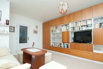 Obývací pokoj - Prodej bytu 3+1 v osobním vlastnictví 79 m², Praha 8 - Kobylisy